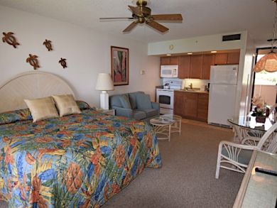 Lahaina Beachfront  Studio Communal Pool Sleeps Three Guests